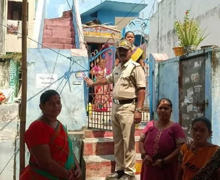 సైబర్ నేరాలపై ప్రజలు అప్రమత్తంగా ఉండాలి: సీఐ - Udayam
