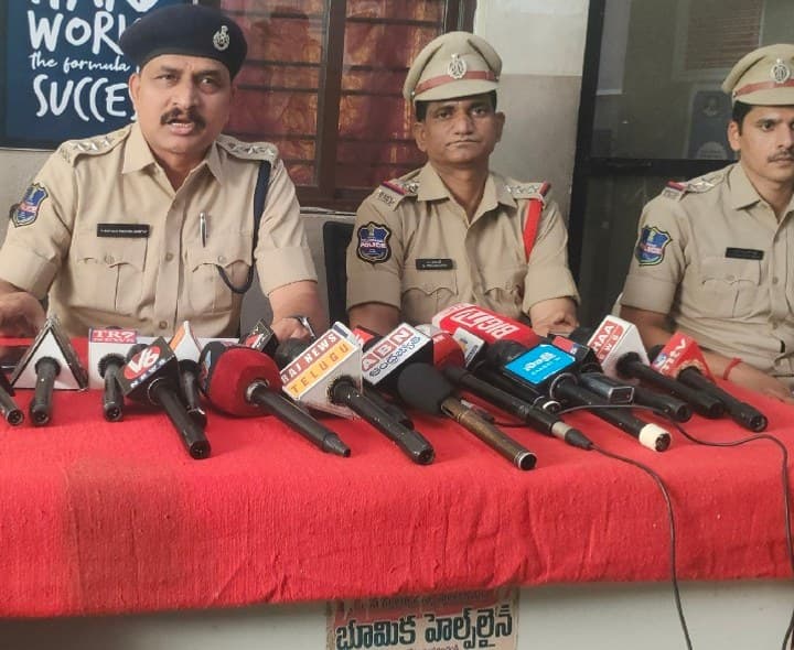 వ్యాపారి హత్య.. భార్య, కుమారుడి అరెస్ట్‌