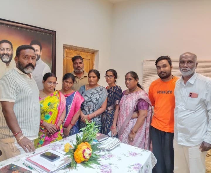 మలేషియాలో చిక్కుకున్న యువకులు