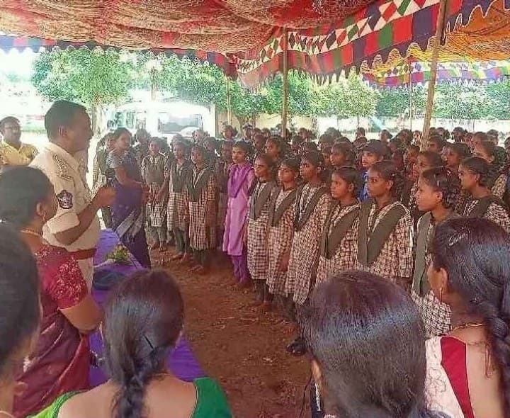 గడ్ టచ్ , బ్యాడ్ టచ్ పై విద్యార్ధినులకు DSP అవగాహన - Udayam