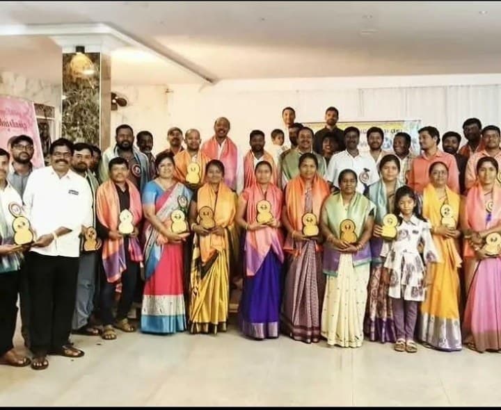 విద్యార్థులకు అవార్డులు అందజేత - Udayam