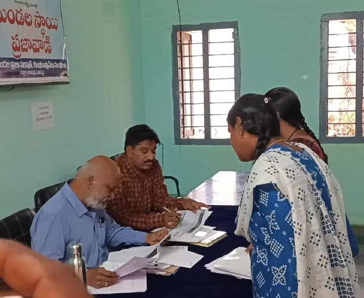 ప్రజావాణిలో 10 దరఖాస్తులు - Udayam