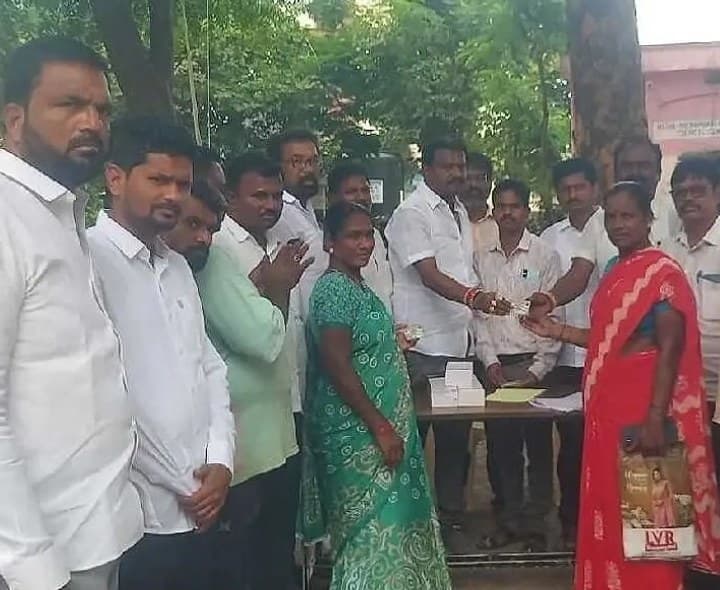 నూతన స్మార్ట్ రేషన్ కార్డుల పంపిణీ - Udayam