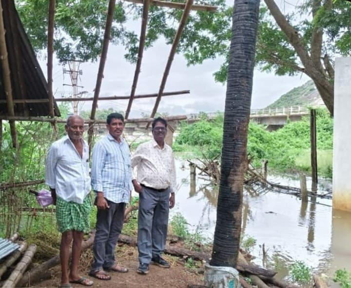 చెరువులను పరిశీలించిన అధికారులు - Udayam