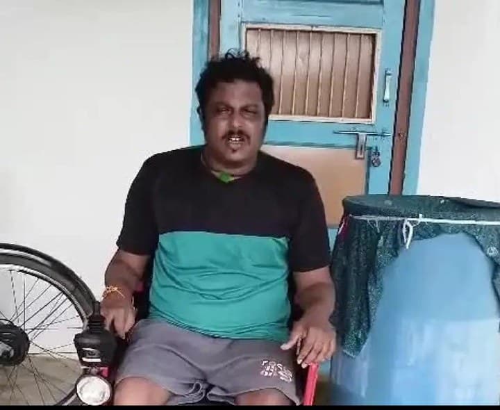 పంపిణీ చేసిన రోజే విరిగిన ట్రై సైకిల్
