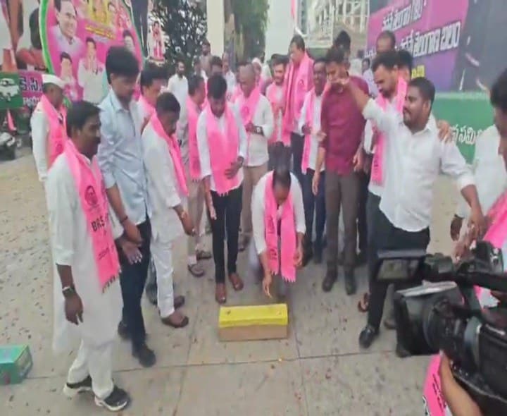 తెలంగాణ భవన్ వద్ద నాయకుల సంబరాలు - Udayam