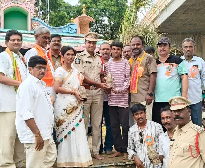 డోన్‌లో గణేష్ విగ్రహాల ఉచిత పంపిణీ - Udayam