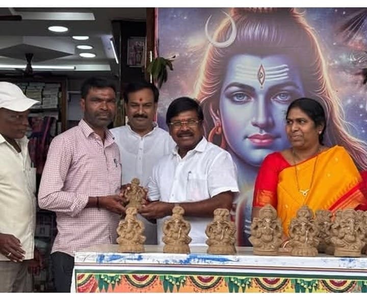 మట్టి గణపతులను పంపిణీ చేసిన ఎమ్మెల్యే - Udayam