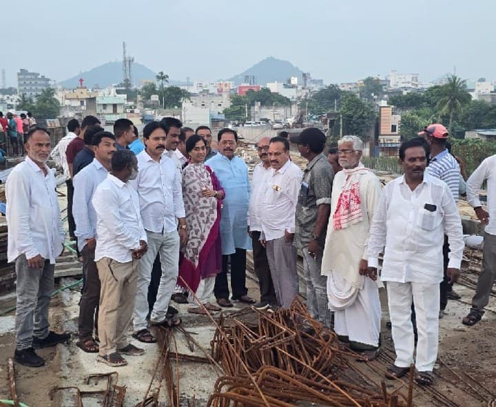 రైల్వే ఓవర్ బ్రిడ్జి పనులు వేగవంతం చేయాలి - Udayam