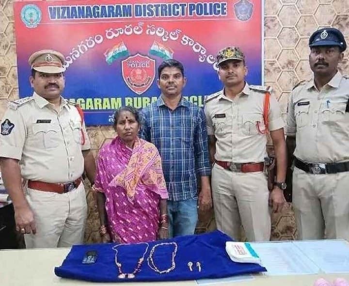 ఆటోలో పోగొట్టుకున్న బంగారం బాధితురాలికి అప్పగించిన పోలీసులు - Udayam