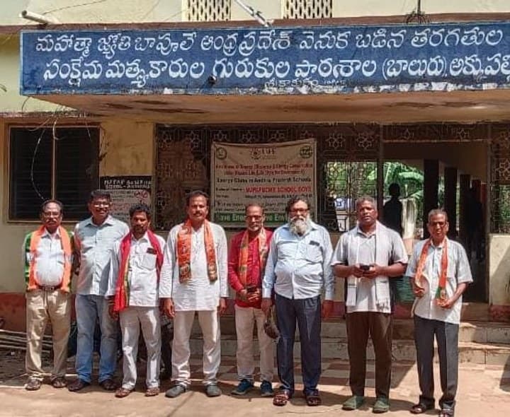 విద్యార్థుల సమస్యలు పరిష్కరించండి - Udayam