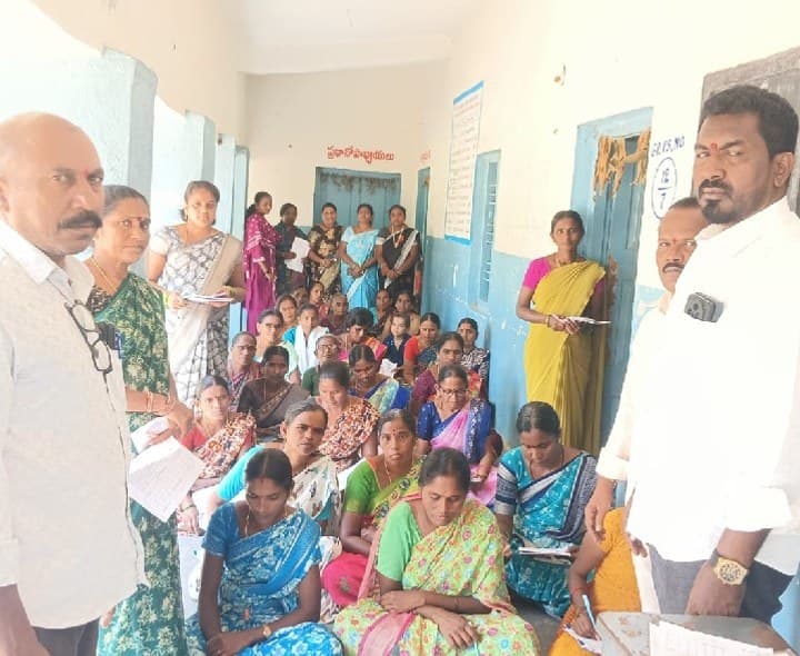 మహిళా శక్తికి అక్షర రూపాంతరం.. ఉల్లాస్ పరీక్షకు మహిళల హాజరు - Udayam
