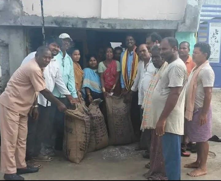 సంతబొమ్మాళిలో మత్స్యకారులకు తుఫాన్ బియ్యం పంపిణీ - Udayam