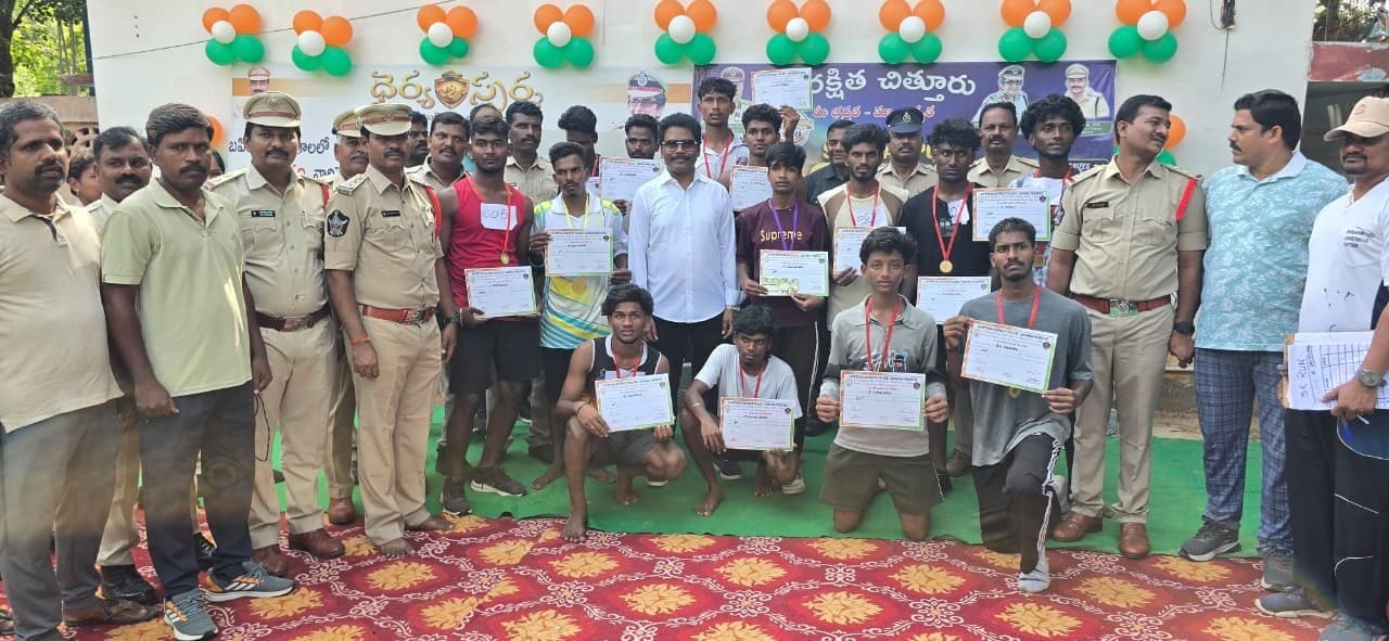 ఎమ్మెల్యే డాక్టర్ వి.ఎం థామస్ చేతులు మీదగా 3కే వినర్స్ కు బహుమతి
