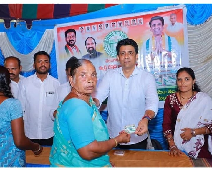 నూతన స్మార్ట్ రేషన్ కార్డులు పంపిణీ - Udayam