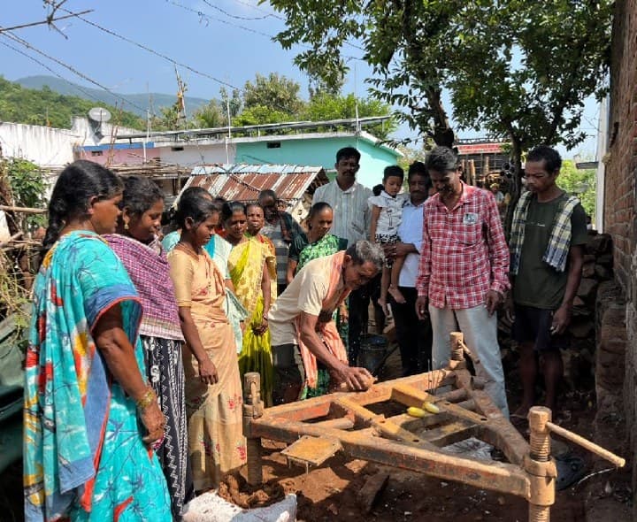 ఎరకందొరవలసలో నూతన బోరుకు శంకుస్థాపన - Udayam