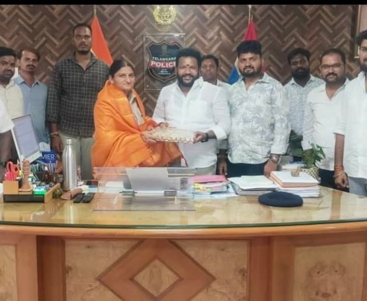 ఎస్పీ జానకిని సన్మానించిన గిరిజన మోర్చా నేతలు - Udayam