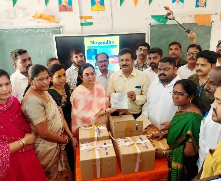పాఠశాలకు ఎయిర్ ప్యూరిఫైయర్లు అందజేసిన MLA - Udayam