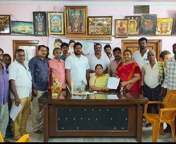 ప్రజా దర్భార్ లో అర్జీలు స్వీకరించిన ఎమ్మెల్యే - Udayam