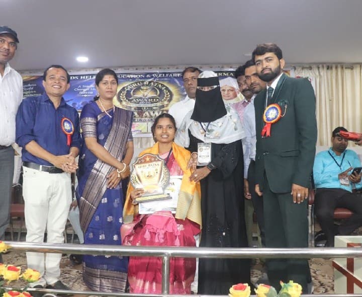 గురు రత్న అవార్డులతో ఉపాధ్యాయులకు ఘన సన్మానం - Udayam