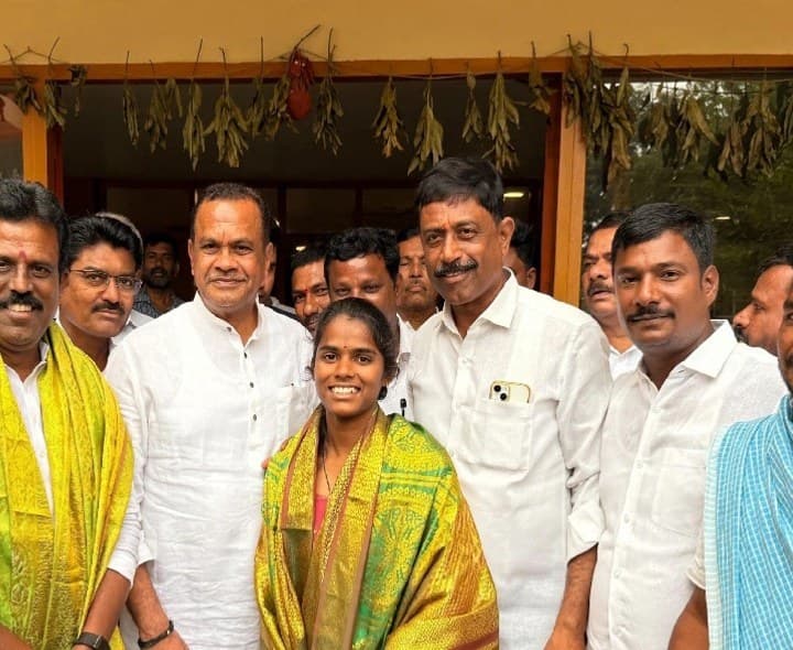 NSUI నేత అరుణకు మంత్రి అభినందనలు - Udayam