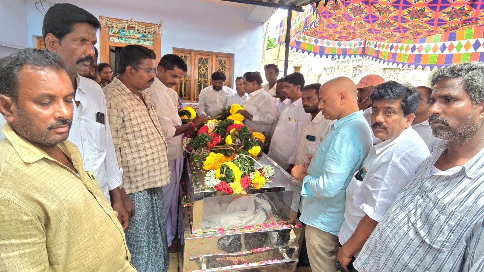 చెంగారెడ్డి మృతదేహానికి నివాళులర్పించిన మాజీ డిప్యూటీ సీఎం - Udayam Digital