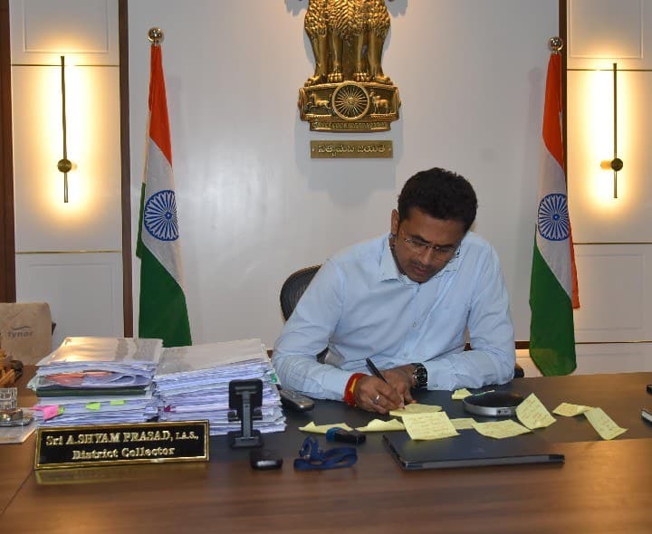 డయల్ యువర్ కలెక్టర్ కు  22 ఫిర్యాదులు - Udayam