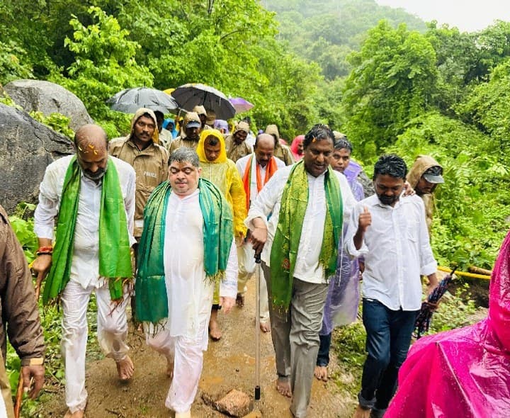 పౌర్ణమి రోజున వర్షంలోనూ కొండగట్టు గిరి ప్రదక్షిణలో పాల్గొన్న మంత్రులు* - Udayam Digital