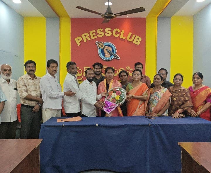 జాతీయ స్థాయి క్రికెట్‌కు ఎంపికైన అక్షర - Udayam