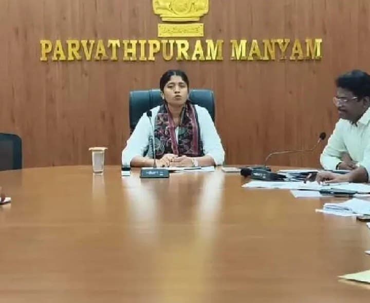 నిత్యావసర సరకులు సకాలంలో అందించాలి: జేసీ - Udayam