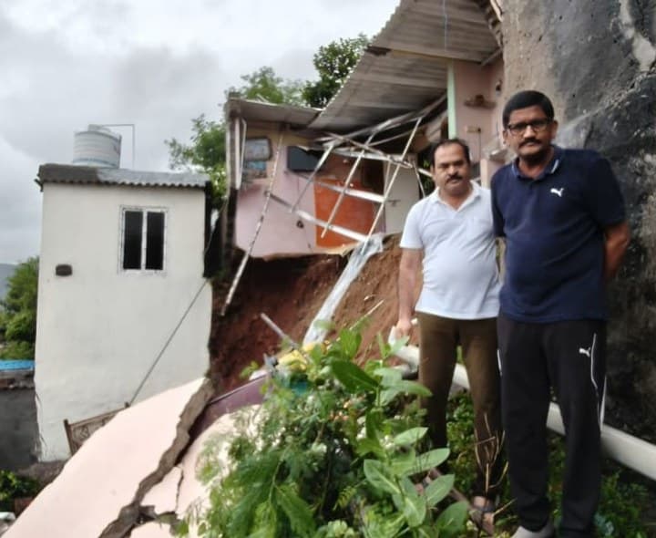 కురుస్తున్న వర్షానికి కూలిన ఇల్లు