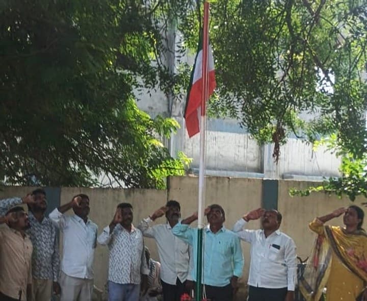 జాతీయ జెండాకు అవమానం.. ఆలస్యంగా వెలుగులోకి - Udayam
