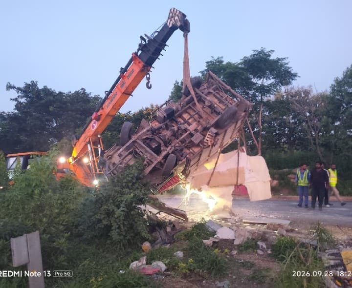 బోల్తా పడ్డ గ్రానైట్ వాహనం.. గంటపాటు ట్రాఫిక్ జామ్ - Udayam