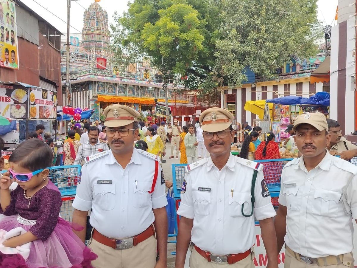 ఏకాదశి రథోత్సవంతో విఠోబా ఆలయం వద్ద భక్తుల రద్దీ.. ట్రాఫిక్ మందగింపు.