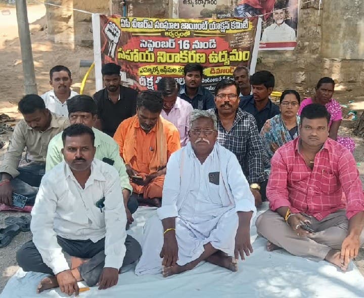తహశీల్దార్ కార్యాలయం ఎదుట రిలే నిరాహార దీక్షలు - Udayam