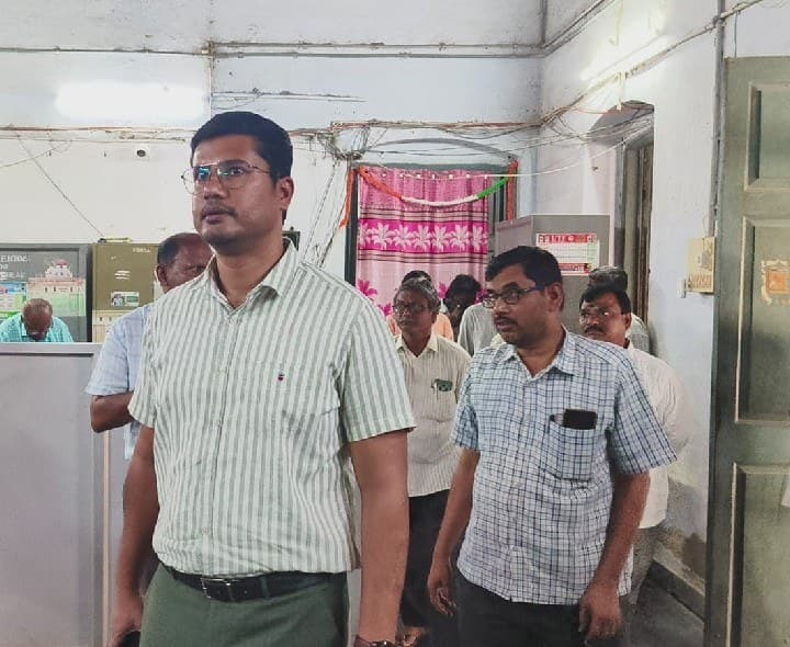 డోన్ ఎమ్మార్వో కార్యాలయంలో జేసీ ఆకస్మిక తనిఖీ - Udayam