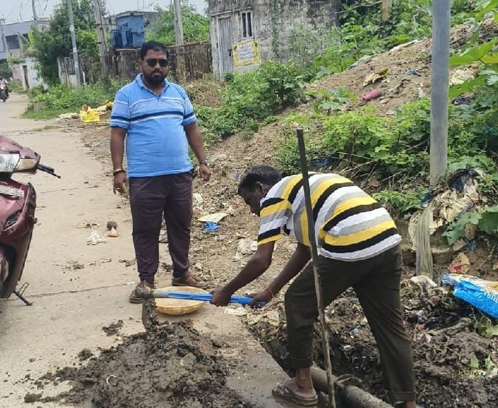 మిషన్ భగీరథ పైప్ లైన్ కు మరమ్మతులు  - Udayam