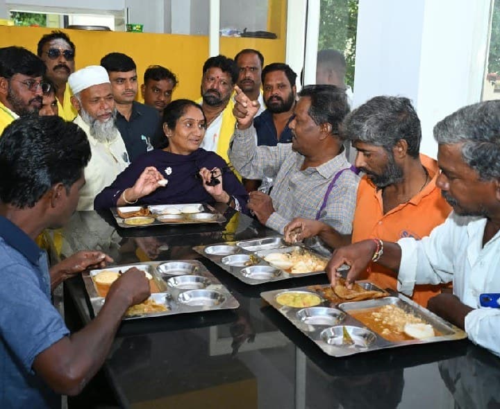అన్న క్యాంటీన్‌ను పరిశీలించిన మంత్రి  - Udayam