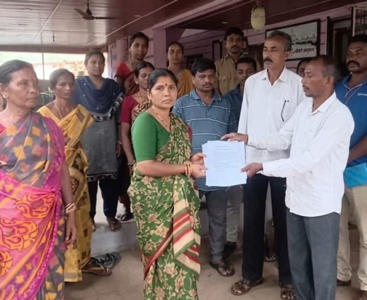 ఇళ్ల పట్టాలు మంజూరు చేయాలని ఎమ్మెల్యేకు వినతి - Udayam