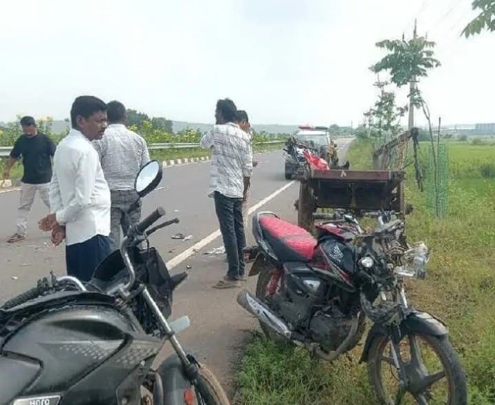 రోడ్డు ప్రమాదం.. నలుగురికి తీవ్ర గాయాలు - Udayam