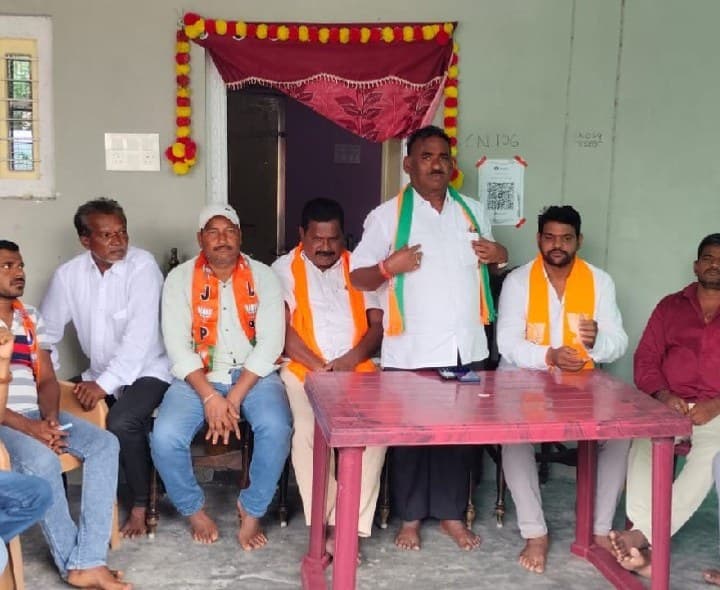 సీతక్క మంత్రి అయ్యాక సమస్యలు పట్టించుకోవడం లేదు - Udayam
