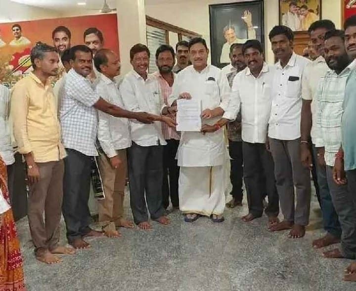 భూ సమస్యల పరిష్కారానికి రైతులకు ఎమ్మెల్యే హామీ - Udayam