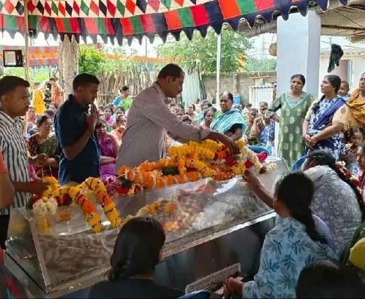 స్వగ్రామంలో పూర్తయిన ఆర్ఐ అంత్యక్రియలు - Udayam