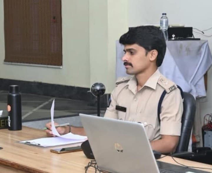 సైబర్ నేరాల ఉచ్చులో పడకండి SP