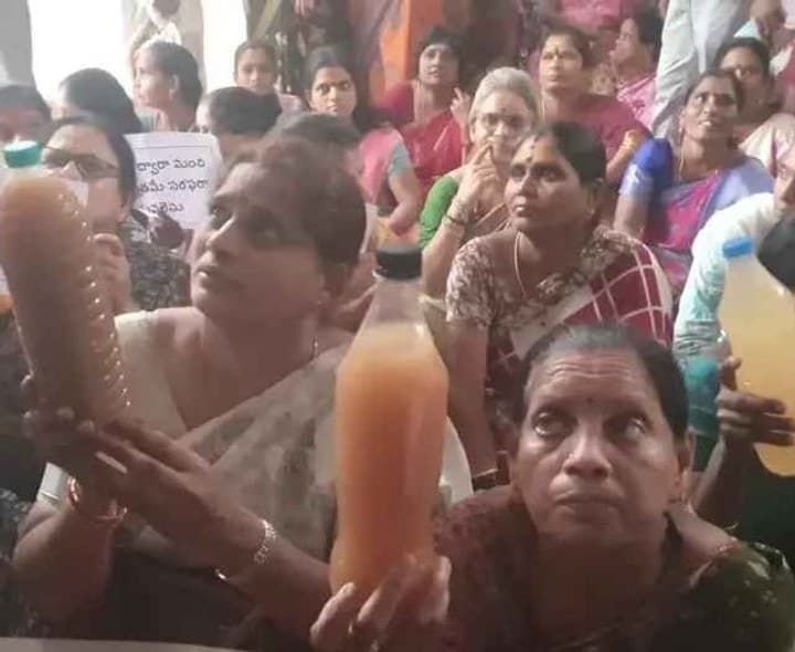 తాగునీటి పై మునిసిపల్ కార్యాలయం వద్ద మహిళల నిరసన - Udayam