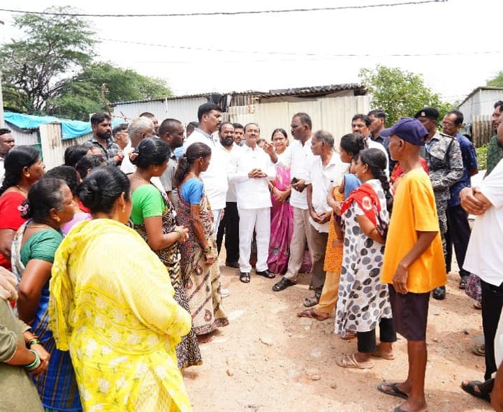 పేదల ఇళ్ల కూల్చివేతలపై ఈటల ఆగ్రహం - Udayam