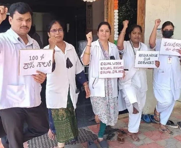 ఫ్లకార్డులు పట్టుకుని, ఒంటి కాలిపై నిల్చోని నిరసన - Udayam