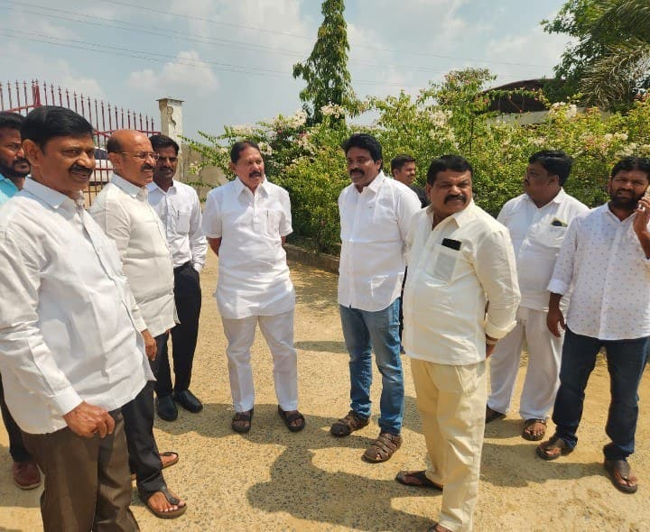 ఎమ్మెల్యేను పరామర్శించిన వైసీపీ శ్రేణులు - Udayam