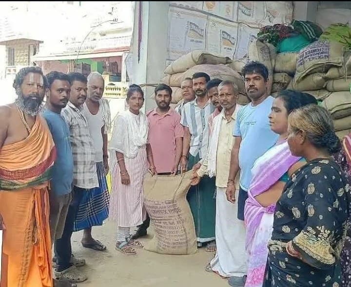 మరువాడలో మత్స్యకారులకు బియ్యం పంపిణీ - Udayam