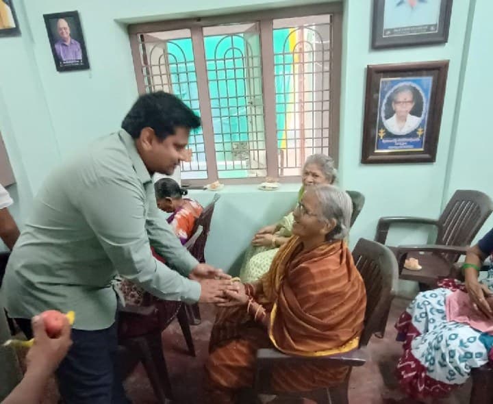 వయోవృద్ధుల పరిరక్షణే ధ్యేయం - Udayam